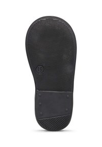 Suela de zapato de goma negra con surcos horizontales y verticales, diseño de punta redonda, que presenta una estampilla circular "19" y acentos texturizados.