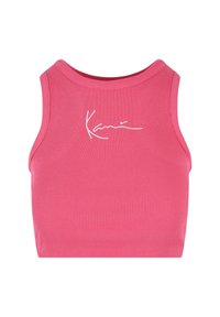 Ribbet rosa crop topp med rund halslinning og brede stropper, med hvit signaturbroderi på forsiden.