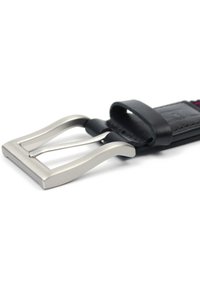 Zwarte leren riem met een vierkante, geborstelde metalen gesp; inclusief een lus en stiksels bij de gespbevestiging.