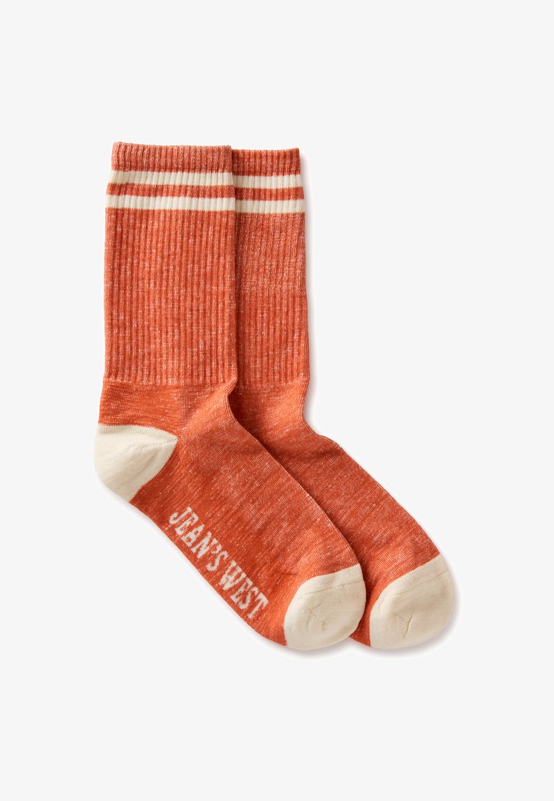 Coppia di calzini arancioni a coste con punta, tacco e risvolto a righe bianche, con la scritta "JEAN'S WEST" sulla suola.