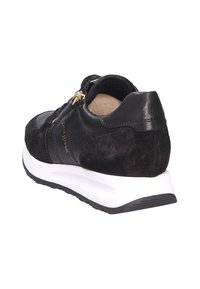 Sneaker nera con una combinazione di pelle e camoscio, accentata da una zip dorata, suola bianca e superficie testurizzata per una migliore presa.