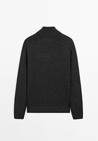 Pull en mailles gris foncé avec un col montant, des poignets à côtes et une taille à côtes. Fabriqué en tissu tricoté texturé, il présente un design simple et sans couture.