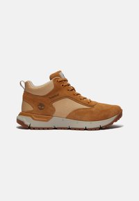Scarpa da trekking alta in suede marrone e rete, con un design high-top, dotata di un colletto imbottito, accenti beige e suola in gomma per una buona trazione.