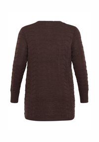 Pull en tricot marron avec un motif en vagues, à manches longues et col rond. Présente des poignets et un ourlet côtelés, offrant un aspect texturé.