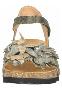 Flache Sandale mit grauem synthetischen Obermaterial, floralen Verzierungen in Beige und Silber, Lederfußbett und strukturiertem korkähnlichem Sohlenmaterial.