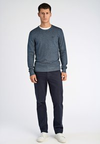 Lindbergh O NECK - Stickad tröja - dk blue blend