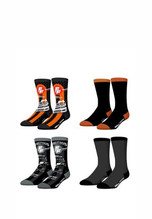 Quatre paires de chaussettes de sport en noir, orange et gris, dont deux paires avec des motifs et logos sur le thème des voitures Fast & Furious.