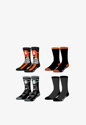Quatre paires de chaussettes de sport en noir, orange et gris, dont deux paires avec des motifs et logos sur le thème des voitures Fast & Furious.