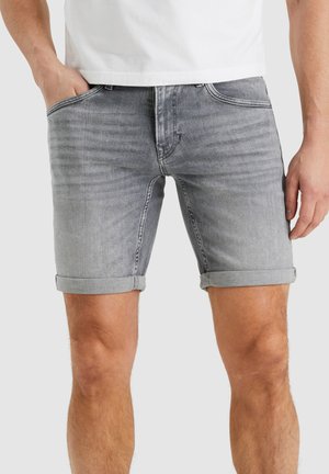 Graue Jeans-Shorts mit Slim Fit, umgeschlagenen Säumen und einem verblassten Finish. Verfügt über Fronttaschen und Nähte als Akzent.