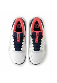 Zapatillas deportivas blancas con detalles en azul marino y coral. Cuentan con una parte superior de malla, un cuello acolchado y cierre de cordones. Suela de goma texturada.