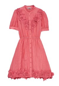 Vestido rosa de manga corta con botones en el frente, cintura fruncida, tejido texturizado y detalles de bordado floral en el escote y el dobladillo.