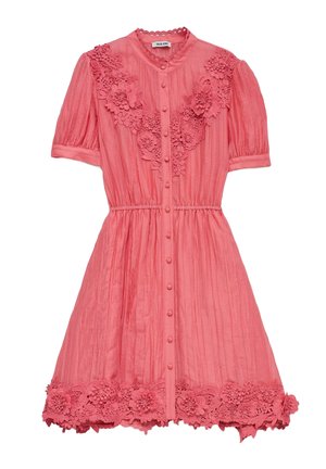 Vestido rosa de manga corta con botones en el frente, cintura fruncida, tejido texturizado y detalles de bordado floral en el escote y el dobladillo.