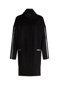 Schwarzer langer Mantel mit hohem Kragen, zwei Vorderseiten Taschen und reflektierenden silbernen Streifen, die entlang der Ärmel verlaufen.