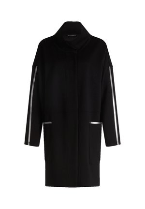 Cappotto lungo nero con colletto alto, due tasche frontali e strisce riflettenti argento che corrono lungo le maniche.