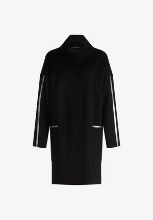 Schwarzer langer Mantel mit hohem Kragen, zwei Vorderseiten Taschen und reflektierenden silbernen Streifen, die entlang der Ärmel verlaufen.