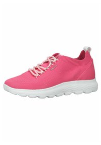 Baskets en tricot rose avec une semelle blanche texturée. Comprend des lacets blancs, une languette et un logo sur le côté. Design flexible pour un confort optimal.