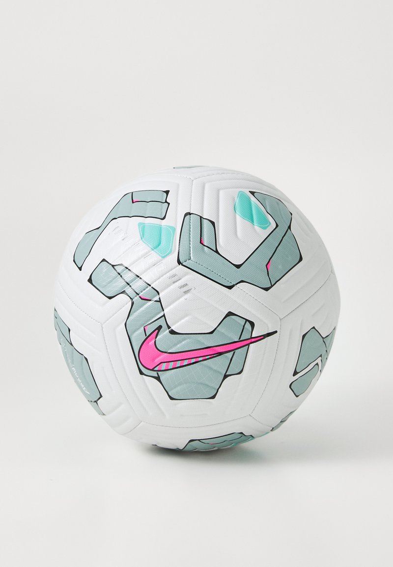 Pallone da calcio bianco con design geometrici in azzurro chiaro e nero, caratterizzato da un logo Nike in rosa ben visibile e una superficie testurizzata.