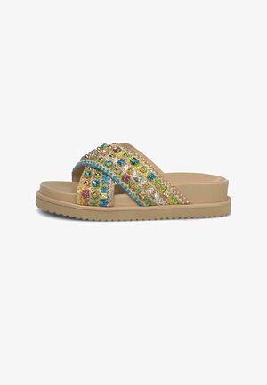 Sandalia tipo slide beige con dos tiras cruzadas decoradas con cuentas de colores, tachuelas doradas y patrones tejidos multicolor.