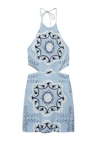 Rochie halter de culoare albastru deschis, cu broderie florală în nuanțe de bleumarin și alb, cu un corset ajustat și fustă evazată, punând în evidență modele distincte.