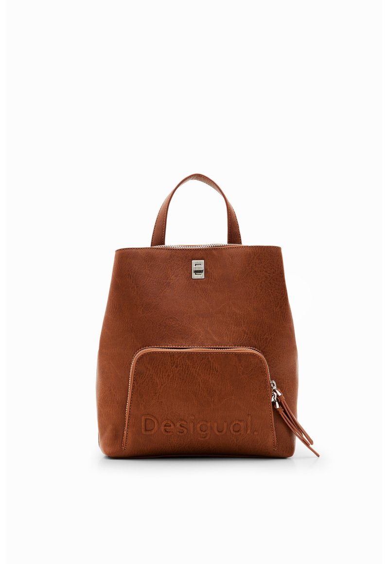 Sac à dos en cuir marron avec une poignée sur le dessus, une poche avant zippée et un logo Desigual embossé sur la poche.