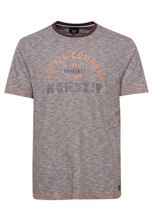 Brūns, heather krāsas kokvilnas T-krekls ar īsām piedurknēm, apaļu kakla izgriezumu un apdrukātiem oranžiem un ziliem tekstiem. Kontrastējoša šuvju apdare apkaklītei un apakšmalai.