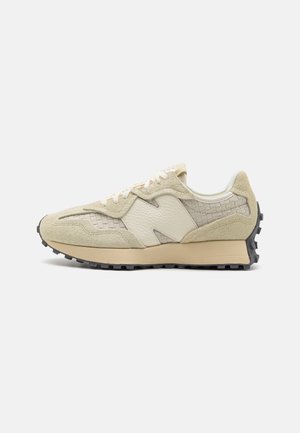 Baskets décontractées beige et crème en cuir texturé et panneaux en daim, détails en tissu tissé, semelle en caoutchouc noire à crampons.