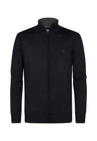 Dunkel gestrickte Strickjacke mit hohem Kragen, vollem Frontreißverschluss, gerippten Bündchen und Saum, mit einem kleinen, strukturierten Logo-Patch auf der Brust.