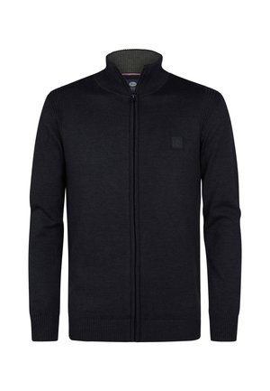 Dunkel gestrickte Strickjacke mit hohem Kragen, vollem Frontreißverschluss, gerippten Bündchen und Saum, mit einem kleinen, strukturierten Logo-Patch auf der Brust.