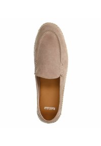 Scarpa slip-on in suede con punta arrotondata di colore beige chiaro. Cuciture decorative lungo la tomaia, interno color tan e bordo intrecciato simile al juta.