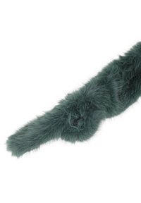 Sciarpa in pelliccia sintetica lunga, di un verde scuro e morbido, con una consistenza densa e soffice su uno sfondo bianco.