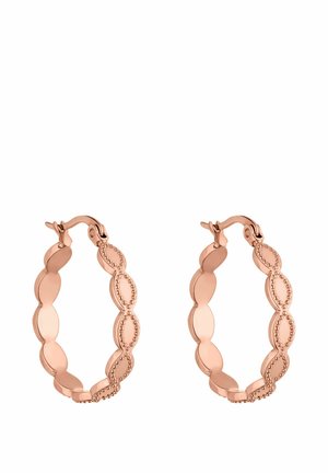 Boucles d'oreilles créoles en or rose avec un design en forme de coquille, présentant des accents texturés le long des bords et un fermoir à pince sécurisé.