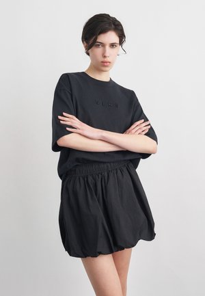 LUXE TEE RELAX - Potiskana majica - black