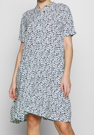 Robe bleu clair à boutons avec des manches courtes, ornée d'un motif floral en marine. Design de jupe évasée, fabriquée en tissu léger.