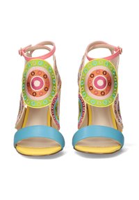 Sandalias de tacón alto con tiras en el tobillo, con patrones circulares bordados de colores, tiras azules en los dedos y plantillas amarillas.
