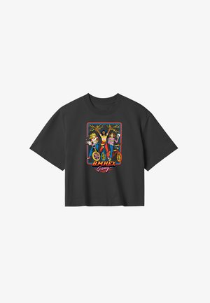 Sort t-shirt med korte ærmer og et grafisk tryk med tre karakterer på cykler, omgivet af lyn og teksten "B.M.HEX Gang".