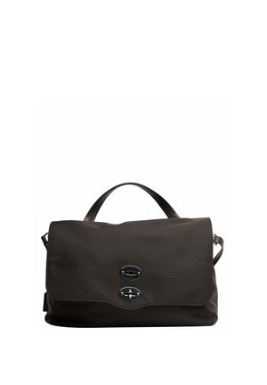 Borsa nera in pelle e tessuto con manico superiore, chiusura a patta e due fermagli a vite argentati sul davanti.