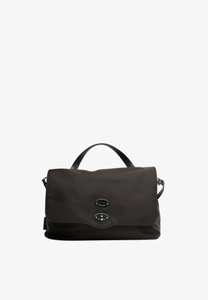 Borsa nera in pelle e tessuto con manico superiore, chiusura a patta e due fermagli a vite argentati sul davanti.