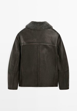 Brązowa skórzana kurtka z kołnierzem z owczej wełny, o gładkiej fakturze i prostych przeszyciach na plecach.