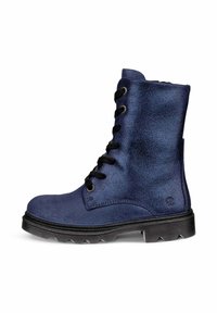 Stivale alla caviglia in pelle blu navy con finitura testurizzata, lacci neri e suola in gomma nera resistente con un motivo a zigzag.