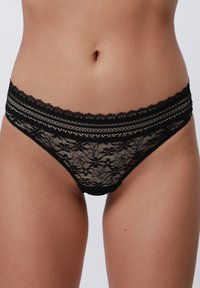 Chiloți negri din dantelă cu un model floral, margine delicată din dantelă și un design transparent cu accente orizontale în dungi la talie.