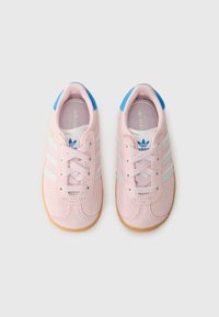 Ljusrosa mockasneakers med vita tre-randiga detaljer, blå hälflik och gummisulor; har snörning och vadderad krage.