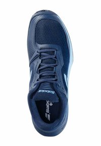 Zapatilla deportiva en color marino con parte superior de malla transpirable, detalles texturizados, cordones planos y talón reforzado. Logo de la marca visible en la plantilla.