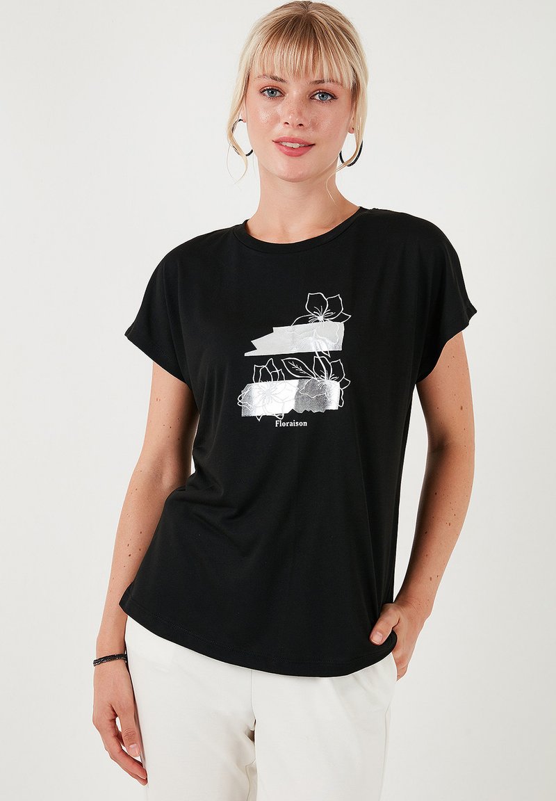 Sort kortærmet t-shirt med et hvidt blomsterdesign og ordet "Floraison." Blød stof med en afslappet pasform.