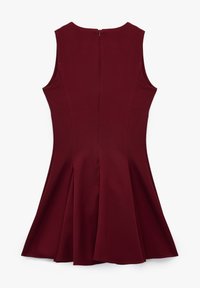 Abito senza maniche color bordeaux con corpino aderente e gonna svasata, presenta una cerniera sul retro e un tessuto strutturato per maggiore sostegno.