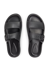 Μαύρα σανδάλια από λείο συνθετικό υλικό, με δύο φαρδιές λουρίδες και λεπτομέρεια με αγκράφα. Ανατομική σόλα για άνεση.