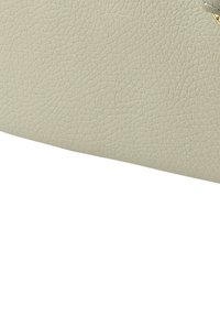 Hellbeige Lederbrieftasche mit strukturierter Oberfläche, die an der Seite ein goldfarbenes Metallakzent aufweist. Kompakte rechteckige Form.