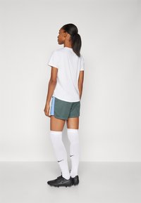 Nike Performance SHORT BRANDED - Αθλητικό σορτς - vintage green/royal pulse