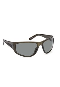 Gafas de sol con lentes de color gris oscuro y montura de plástico verde oliva, con un diseño elegante y envolvente y una marca mínima en las patillas.