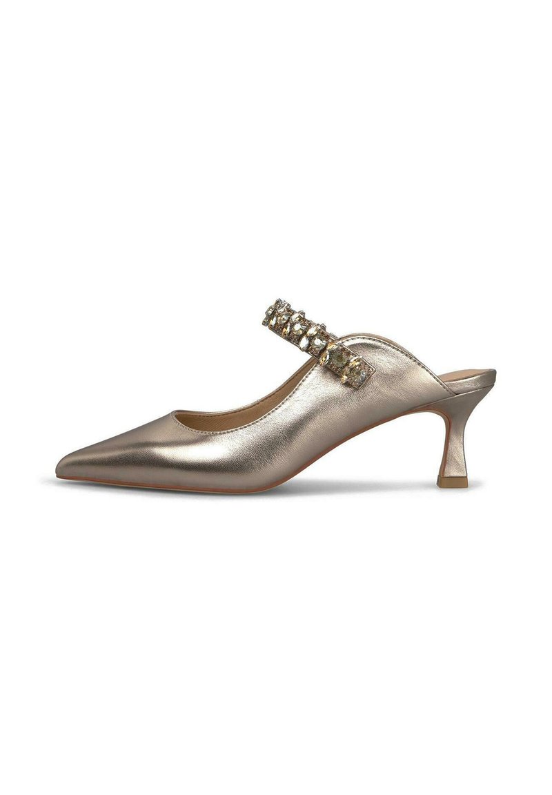 Metallisch gouden slingback hak met spitse neus, versierde band met heldere stenen en een taps toelopend blokhak ontwerp.