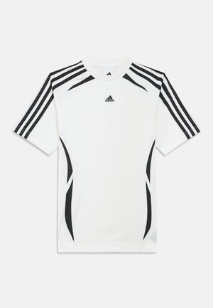 Tricou sport Adidas alb cu mâneci scurte, dungi negre pe umeri și mâneci, accente laterale negre și logo Adidas centrat pe piept.